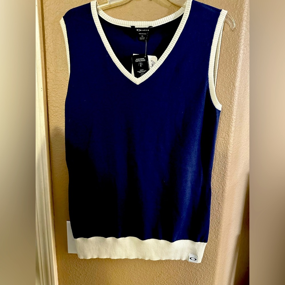 NWT women’s Oakley navy & white sweater vest